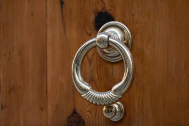 Ahşap kapı, paslanmaz kapı kolu ya da kolu 