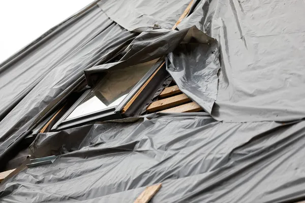 Çatıda yeni çatı penceresi olan bir bina 