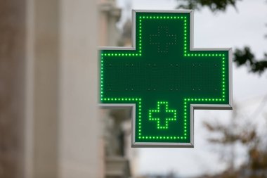 Kentsel yeşil eczane veya eczane işareti