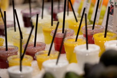 Valensiyalı Mercado Merkezi 'nde soğuk içecekler.