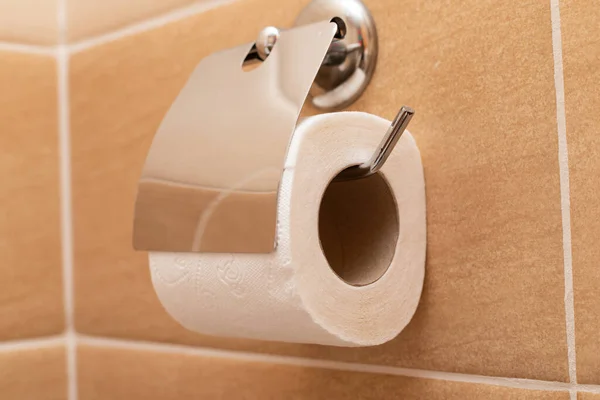 Toilettenpapier Hängt Der Toilettenwand — Stockfoto