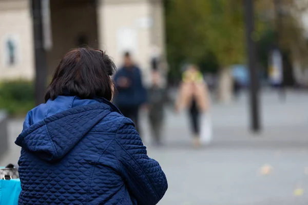 Városi Padon Ülő Felismerhetetlen Személy Fényképe — Stock Fotó