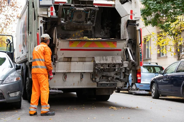 Imagem Caminhão Lixo Coletando Resíduos Uma Cidade Grande — Fotografia de Stock