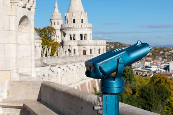 匈牙利布达佩斯一个蓝色硬币操作双筒望远镜的近照 — 图库照片