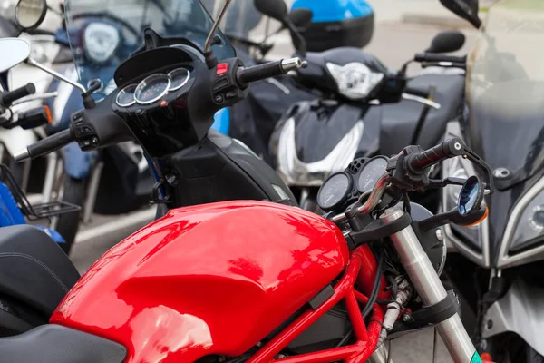 Foto Motocyklu Motocyklové Skútry Zaparkované Městské Ulici — Stock fotografie