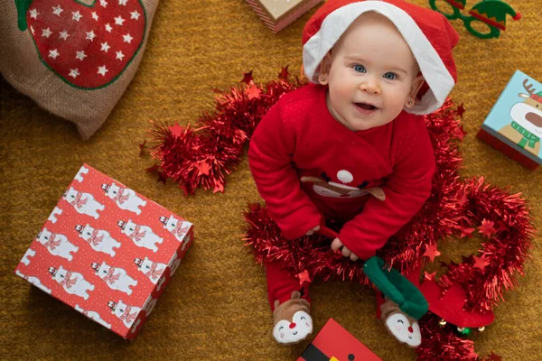 Bild Lycklig Bebis Leka Med Julklapp Låda — Stockfoto