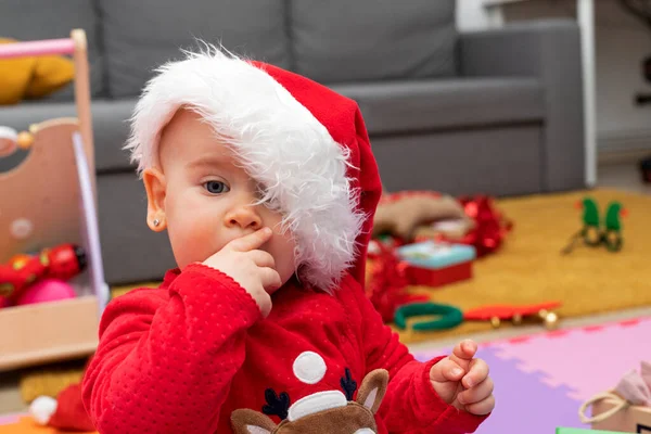 Bild Lycklig Bebis Leka Med Julklapp Låda — Stockfoto