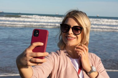 İspanya, Valencia sahillerinde selfie çeken güzel bir kadın.