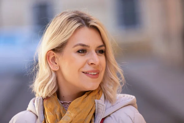 Portrait Une Belle Jeune Femme Vêtue Posant Sur Trottoir Extérieur — Photo