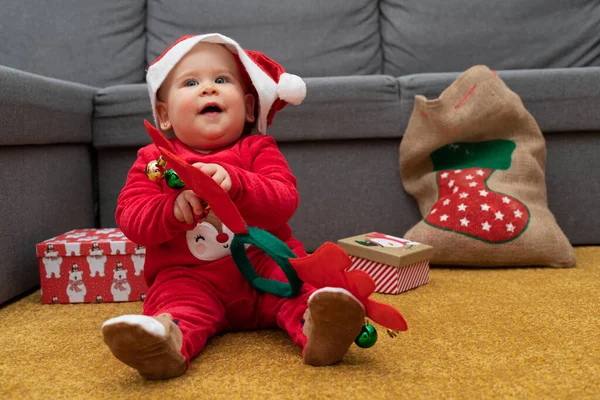 Bild Lycklig Bebis Leka Med Julklapp Låda — Stockfoto