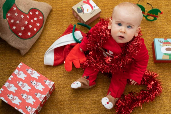 Bild Lycklig Bebis Leka Med Julklapp Låda — Stockfoto