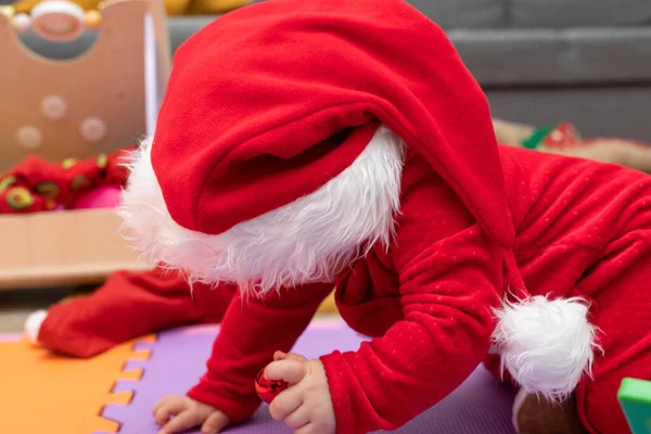 Bild Lycklig Bebis Leka Med Julklapp Låda — Stockfoto