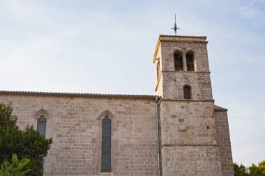 Kulede çanları olan bir kilise resmi.