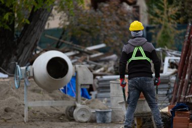 Beton karıştırıcının beton yapımına hazır resmi  