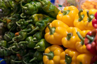 Piyasada taze organik biber yığını