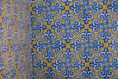 Geleneksel İspanyol mozaiği mavi ve sarı mozaik fayanslar