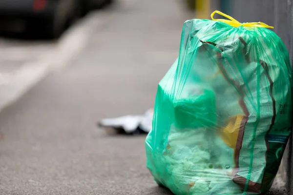 Sacchetto Plastica Della Spazzatura Sul Ciglio Della Strada Città — Foto Stock