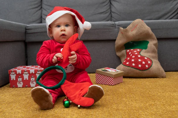 Bild Lycklig Bebis Leka Med Julklapp Låda — Stockfoto