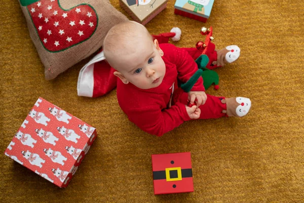 Bild Lycklig Bebis Leka Med Julklapp Låda — Stockfoto