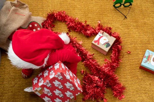 Foto Van Een Gelukkige Baby Spelen Met Kerst Geschenkdoos — Stockfoto