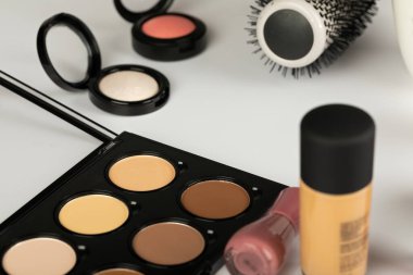 Makyaj ürünlerinin ve aksesuarların, kontur paletinin, beyaz arkaplanda fırçaların resmini kapat