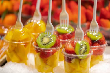 İspanya, Valencia 'daki merkez marketteki lezzetli meyvelerin resmini kapat.