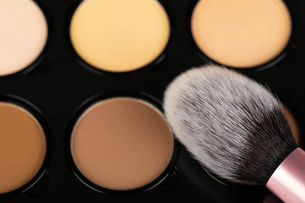 Zamknij Obraz Makijażu Produktów Akcesoriów Paleta Konturów Szczotki Białym Tle — Zdjęcie stockowe
