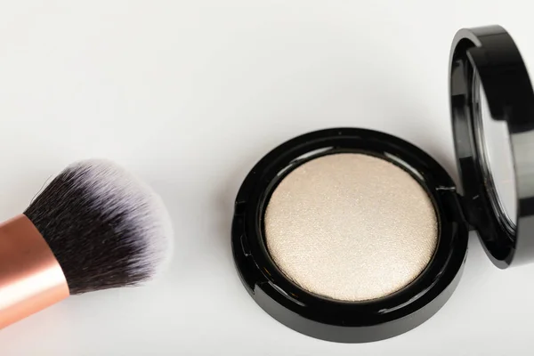 Imagen Cerca Del Iluminador Facial Cepillo Maquillaje Sobre Fondo Blanco —  Fotos de Stock
