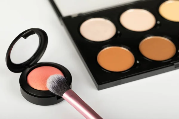 Imagen Cerca Productos Accesorios Maquillaje Paleta Contornos Pinceles Sobre Fondo — Foto de Stock