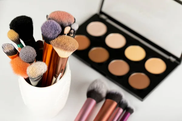 Image Rapprochée Des Produits Accessoires Maquillage Palette Contours Pinceaux Sur — Photo