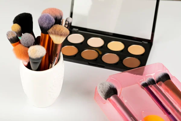 Imagen Cerca Productos Accesorios Maquillaje Paleta Contornos Pinceles Sobre Fondo — Foto de Stock
