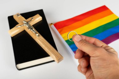 İncil, haç ve gökkuşağı bayrağı resmi