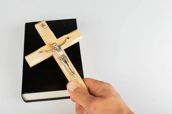 Bíblia Sagrada Cruz Fundo Branco Com Espaço Cópia — Fotografia de Stock