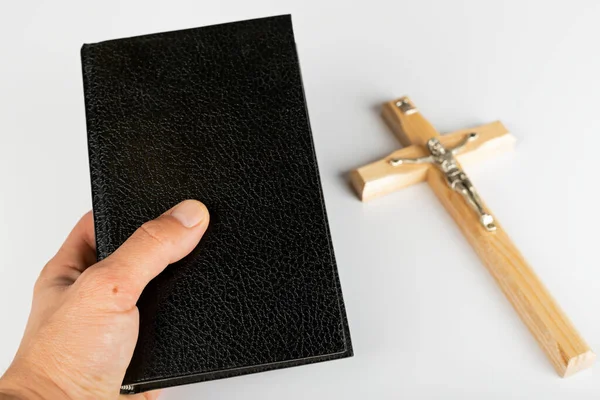 Bíblia Sagrada Cruz Fundo Branco Com Espaço Cópia — Fotografia de Stock