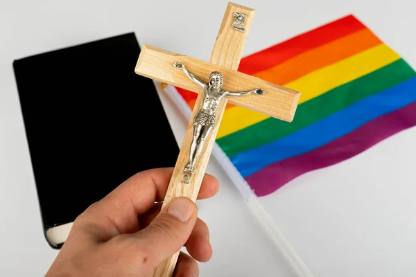 Imagem Uma Bíblia Cruz Uma Bandeira Arco Íris — Fotografia de Stock