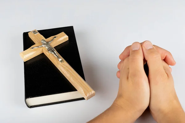 Bible Svatá Kříž Bílém Pozadí Kopírovacím Prostorem — Stock fotografie