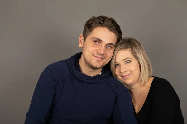 Retrato Casal Feliz Olhando Para Câmera Frente Fundo Cinza — Fotografia de Stock