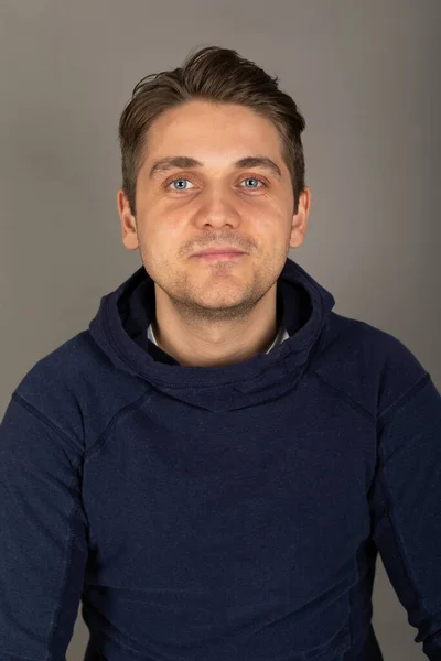 Retrato Joven Guapo Rubio Con Ojos Azules Mirando Cámara Delante — Foto de Stock