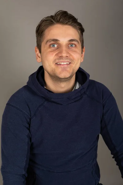 Retrato Jovem Loiro Bonito Com Olhos Azuis Olhando Para Câmera — Fotografia de Stock