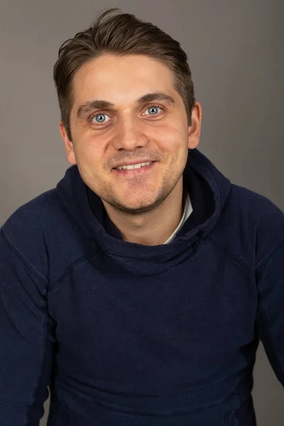 Retrato Jovem Loiro Bonito Com Olhos Azuis Olhando Para Câmera — Fotografia de Stock