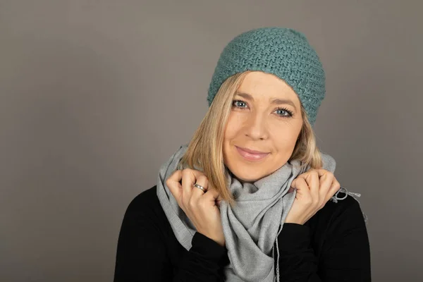 Portrait Une Jeune Femme Blonde Regardant Caméra Devant Fond Gris — Photo