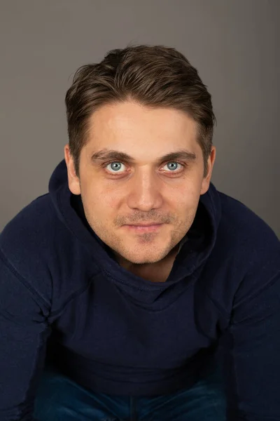 Retrato Joven Guapo Rubio Con Ojos Azules Mirando Cámara Delante —  Fotos de Stock