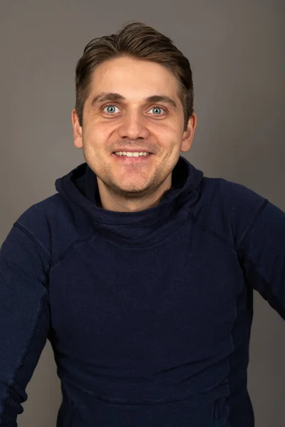 Retrato Joven Guapo Rubio Con Ojos Azules Mirando Cámara Delante — Foto de Stock