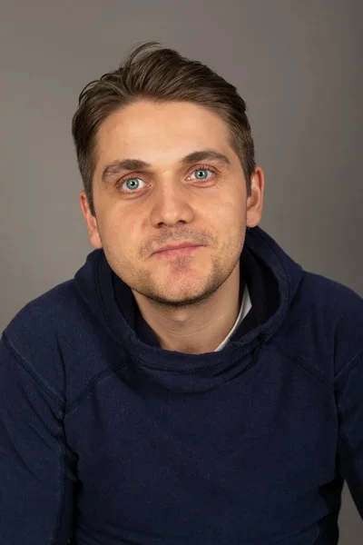 Retrato Jovem Loiro Bonito Com Olhos Azuis Olhando Para Câmera — Fotografia de Stock