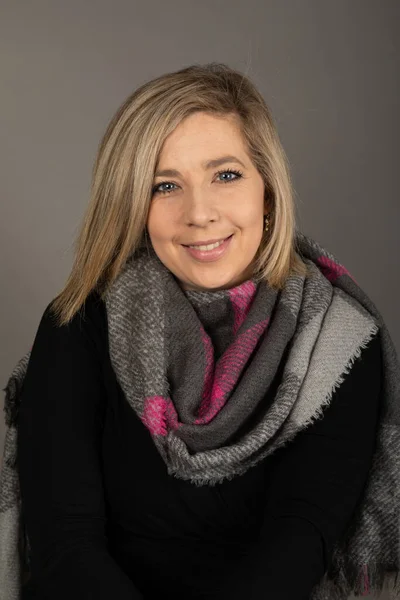 Portrait Une Jeune Femme Blonde Regardant Caméra Devant Fond Gris — Photo