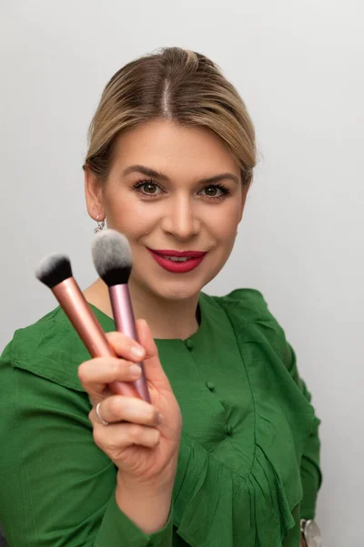 Joven Hermosa Mujer Aplicando Maquillaje Con Cepillo — Foto de Stock