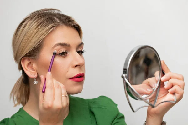 Junge Schöne Frau Schminkt Sich Und Blickt Einen Spiegel — Stockfoto