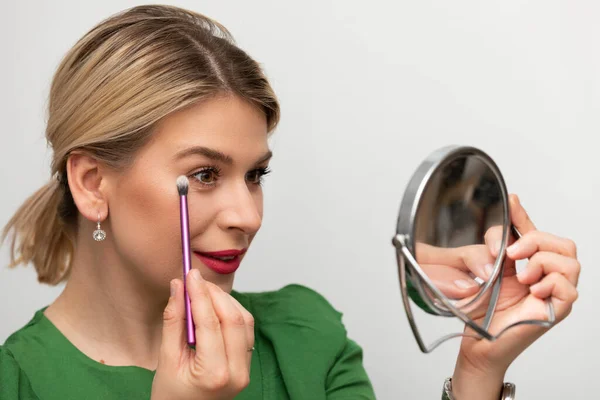 Aynaya Bakmak Onun Makyaj Uygulayarak Genç Güzel Kadın — Stok fotoğraf