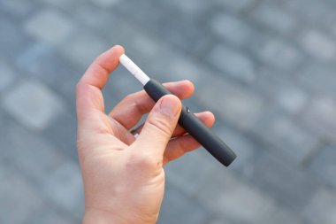 Elektrikli sigara tutan bir adamın resmi.