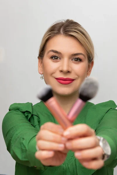 Joven Hermosa Mujer Aplicando Maquillaje Con Cepillo — Foto de Stock